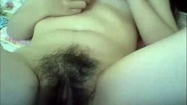 Linh xinh engages in web chat