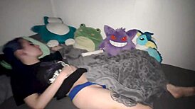 भाई को पकड़ा गया जब वह सोई हुई गर्म सौतेली बहन के वाइब्रेटर की महक ले रहा था! 😱