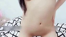 चीनी कैम गर्ल डिल्डो पर जोरदार सवार