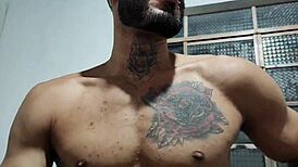 peguei no flagra meu namorado e o amigo dele se masturbando e aprontei com eles