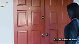 वह गर्लफ्रेंड के घर होते हुए मीठी एबोनी चूत को चोदता है!