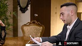 हसीना स्टेसी ब्लूम की टाइट गांड शरारती वकील से चुदाई