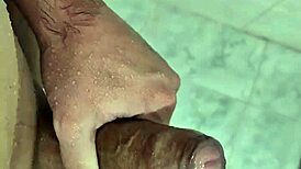 I jerk off deliciously in the shower