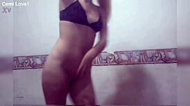 una bailarina aburrida y se puso a bailar un rato