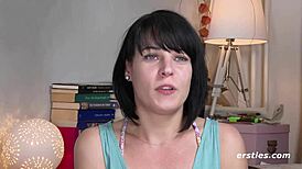 Der Perfekte Fang, How Does This Brunette Finger Her Shaved Pussy?