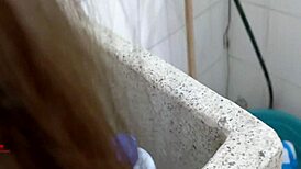 aprovecho que la caliente de mi hermanastra esta distraida para pegarle una buena follada con mi enorme polla parte2