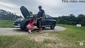 Gostosa’s car broke down, paid with big ass pounding on road