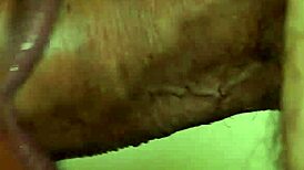 बड़ा सफेद लंड एबोनी स्लट के मुंह में निकलता है और निगलती है