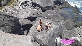 amadores transando em praia pública no rio de janeiro, sexo gay ao ar livre