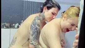 minha amiga chamou para banho, aproveitamos fodemos gostoso lésbicas