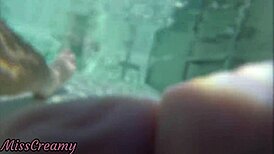 पब्लिक पूल में लड़के को चूत फ्लैश कर रही हूं