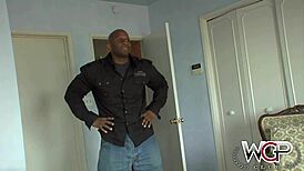 रसीली गांड वाली ब्लोंड स्लट को मोटे काले लंड ने जोरदार ठोका