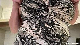 हॉर्नी मिल्फ ने बड़े बूब्स ऑयल से रगड़े सोलो मास्टरबेशन में