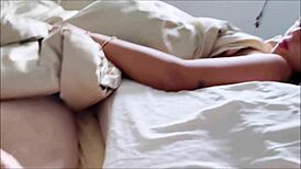 स्टेप सिस्टर के साथ वैकेशन पर बेड शेयर करना