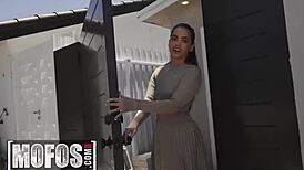 So, cheating wife Angelina Moon bangs gardener Logan Xander like crazy.