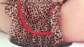 GAROTA SAFADA SENTA PARA FAZER XIXI SEM CALCINHA E COM SUA BUCETA GRANDE E DEPILADA DE CAMISOLA TRANSPARENTE SE INSINUA MUITO GOSTOSA