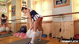चीयरलीडर सेंसुअल जेन जिम में तंग कर जोरदार चुदाई खुद की