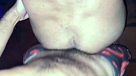 Comendo o rabo do maduro dentro da cabine no dark room