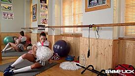 चीयरलीडर सेंसुअल जेन जिम में तंग कर जोरदार चुदाई खुद की