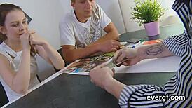 बिना पैसे का आदमी फीस्ती बडी को गर्लफ्रेंड को कैश के लिए स्क्रू करते हुए देखता है