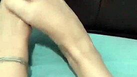 Latina shows her sexy feet!