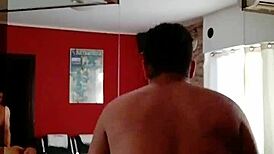 joven desconocido disfruta de una buena experiencia con mi mujer por dinero