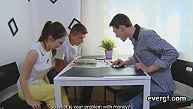 बिना पैसे का आदमी फीस्ती बडी को गर्लफ्रेंड को कैश के लिए स्क्रू करते हुए देखता है