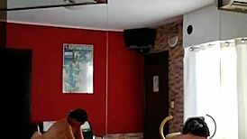 joven desconocido disfruta de una buena experiencia con mi mujer por dinero