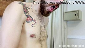 homem hospeda em hotel para putaria gay com caras do app, monster cocks involved