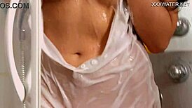 ओएमजी, बिग टिट्स ब्रूनेट बेब कमिंग हार्ड व्हाइल बाथिंग! 🛁💦