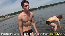 गे एशियन ट्विंक्स थ्रीसम में लंड चूसते