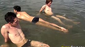 गे एशियन ट्विंक्स थ्रीसम में लंड चूसते