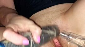 वेलवेट रेन बड़े खिलौनों से जोर से मस्तरबेट करती है