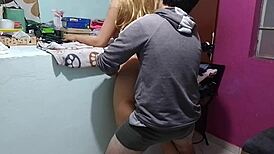 Follandome a la madrastra culona en navidad, estaba tan cachonda!