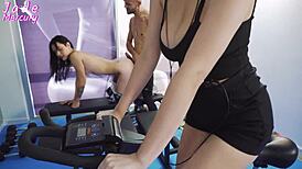 जिम में ट्रेनर हमारी दोस्त को जोर से चोद रहा है