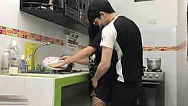 मैं अपनी हर्मनस्ट्रा को बिना अंडरवियर के पाती हूं, उत्तेजित हो जाती हूं, और उसे जोर से चोदती हूं