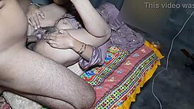 हॉट मिल्फ सौतेली आंटी बहकाकर देसी हिंदी चुदाई में जोरदार चोदी