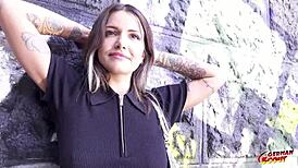 जर्मन स्काउट बिग बट युवती क्रिस्टल रिची को पहली एनल कास्टिंग के लिए फुसलाती है