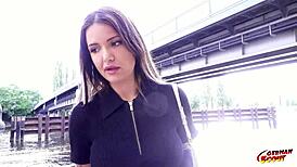 जर्मन स्काउट बिग बट युवती क्रिस्टल रिची को पहली एनल कास्टिंग के लिए फुसलाती है