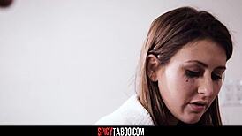 वर्जिन टीन 18+ पार्ट पर पहला इंटिमेट मोमेंट एक्सपीरियंस करती है