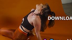 Big ass teen exposes pierced nipples and natural tits in hot solo pose!