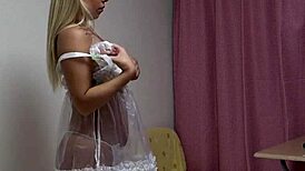 टैन्ड जापानी रुमिना सेना मिनीस्कर्ट माइक्रो थॉन्ग यूनिफॉर्म में बदलती