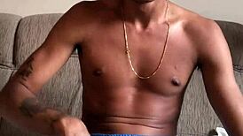 Pau gigante falando putaria e gozando muito na masturbação solo