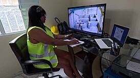 foi fiscalizar a obra e imaginou pedreiros fodendo seu bucetão. latina hairy pussy anal fetish! 🔥