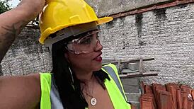 foi fiscalizar a obra e imaginou pedreiros fodendo seu bucetão. latina hairy pussy anal fetish! 🔥