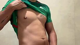 मेक्सिकन फुटबॉलर जिम बाथरूम में लंड हिलाता हुआ