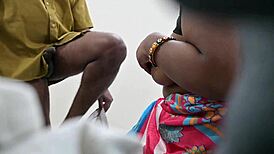 गवर्नमेंट मैन हाउसवाइफ अफेयर में फंसा