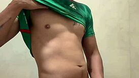 मेक्सिकन फुटबॉलर जिम बाथरूम में लंड हिलाता हुआ