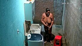 Camera escondida madrasta se depila enquanto seu enteado a vê na câmera