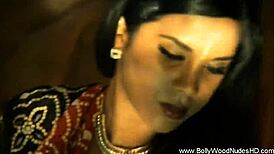 इंडियन मिल्फ ब्रूनेट की हाई डेफिनिशन चूत रगड़ाई